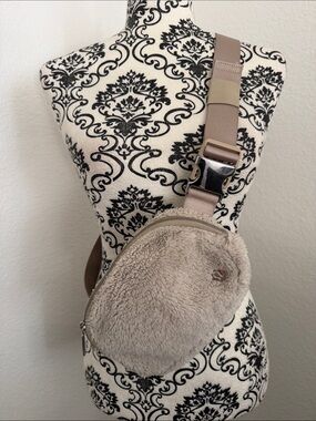Lululemon Everywhere Belt Bag in Beige Sherpa Crossbody Bag with Wide Strap